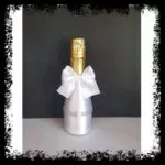 Botella de cava decorada blanca con gran lazo de raso blanco