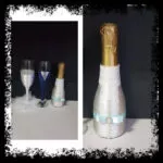 Botella de cava de boda decorada en blanco con encaje y lazo azul