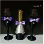Botella de cava plateada decorada con lazos morados