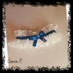 Liga encaje blanco con lazo satén azul iniciales para novia