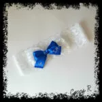 Liga encaje blanco con lazo azul iniciales