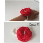 Pulsera de dama de honor en rojo con flor de peonía