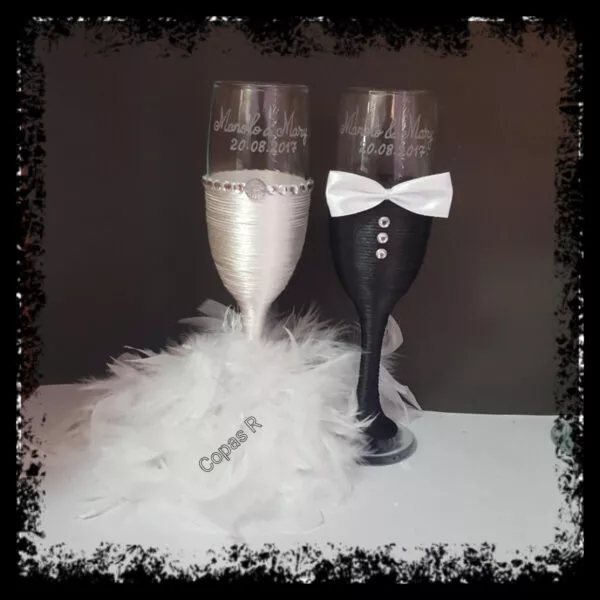 Copas de novios personalizadas, novio en esmoquin negro con pajarita blanca y novia en blanco