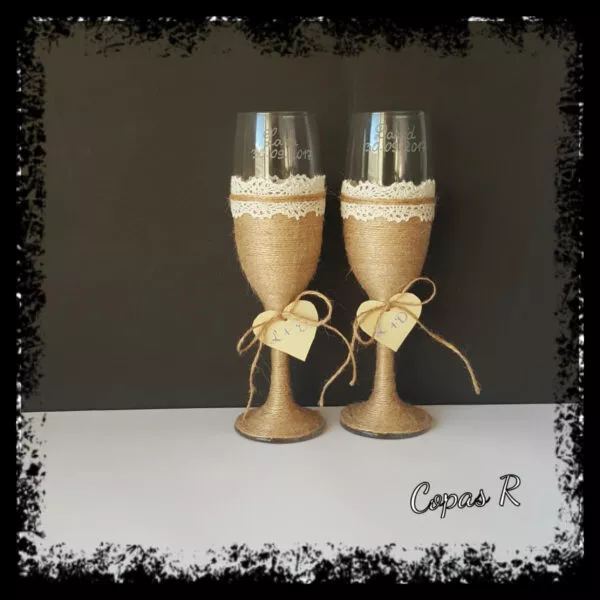 Copas de novios personalizadas estilo rustico en yute y encaje con lazo y corazón
