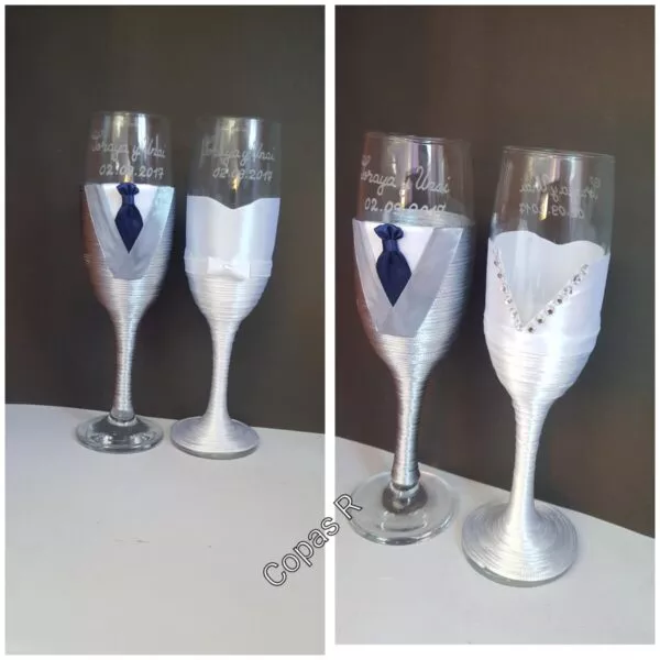 Copas de novios personalizadas en blanco y plateado con corbata azul y perlas