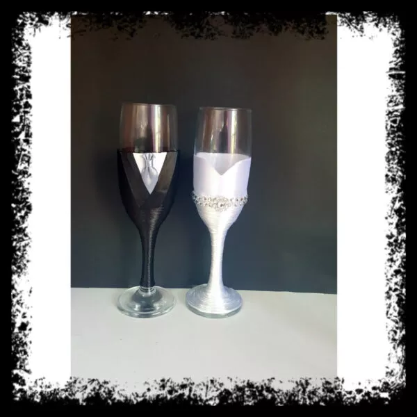 Copas de novios personalizadas en negro y plata con esmoquin y vestido blanco