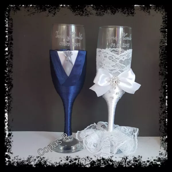 Copas de novios personalizadas: novio en azul marino con traje y novia en blanco con encaje y lazo