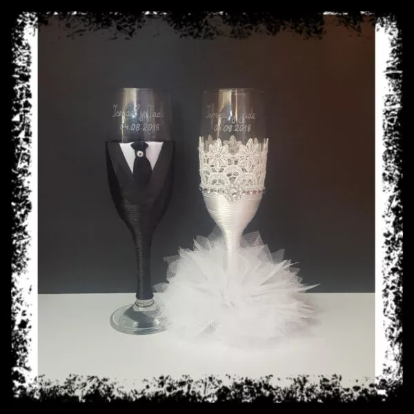 Copas de novios personalizadas en blanco y negro con vestido de encaje y esmoquin con corbata