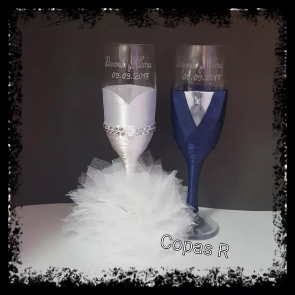 Copas de novios personalizadas en blanco y azul marino con vestido de tul y esmoquin
