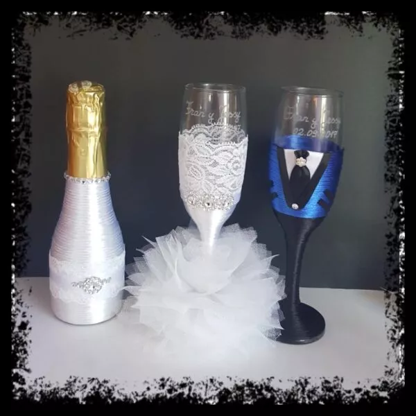 Copas de novios personalizadas en blanco y azul con encaje, esmoquin y botella a juego