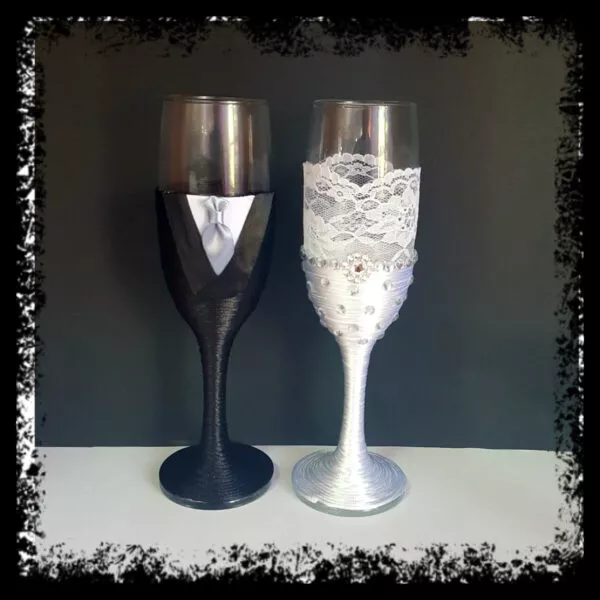 Copas de novios personalizadas: novio en negro con esmoquin y novia en blanco con encaje y brillantes