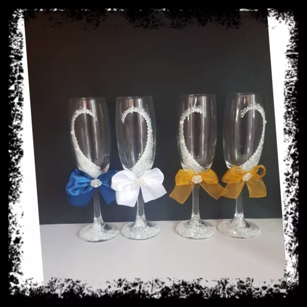 Copas de novios personalizadas en plata con corazón de perlas y lazo en azul y dorado