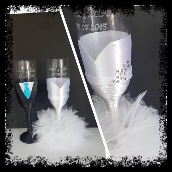 Copas de novios personalizadas: novio en negro con corbata turquesa y novia en blanco con plumas y brillantes