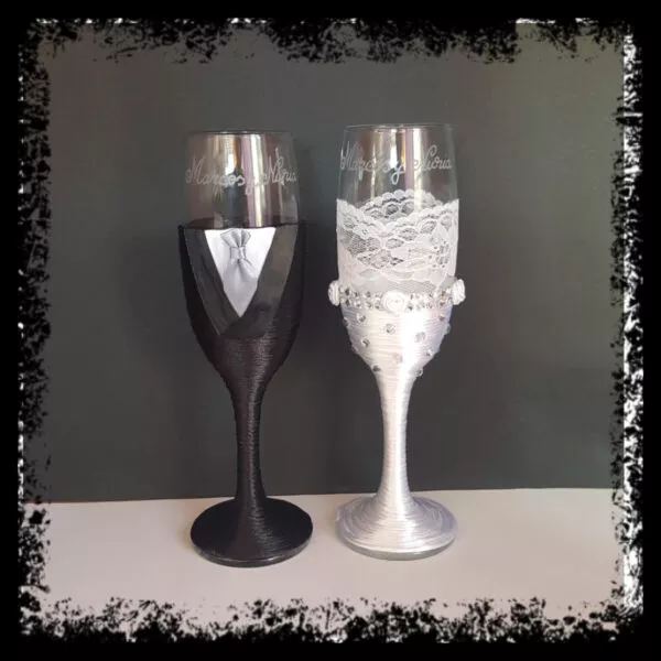 Copas de novios personalizadas: novio en negro con esmoquin gris y pajarita y novia en blanco con encaje