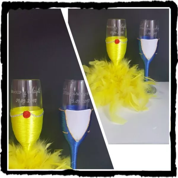 Copas de novios personalizadas en amarillo y azul con vestido de novia, esmoquin y rosa roja