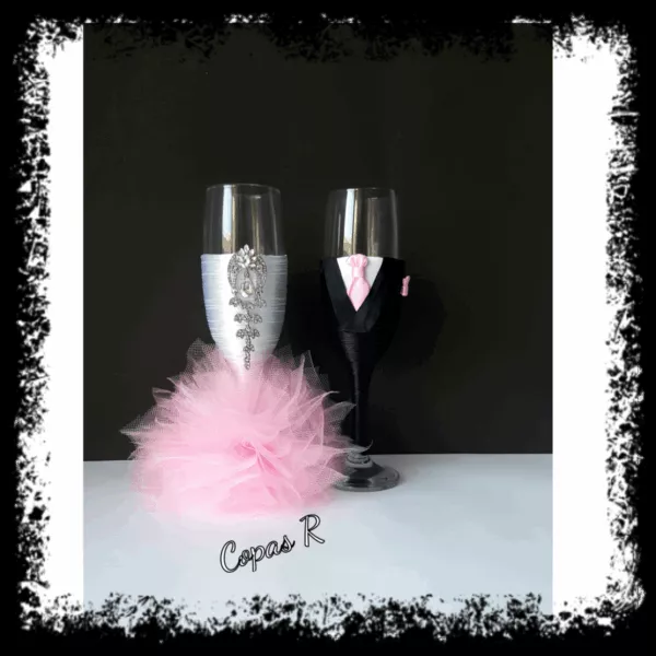 Copas de novios personalizadas en negro y rosa con broche de cristal y corbata rosa
