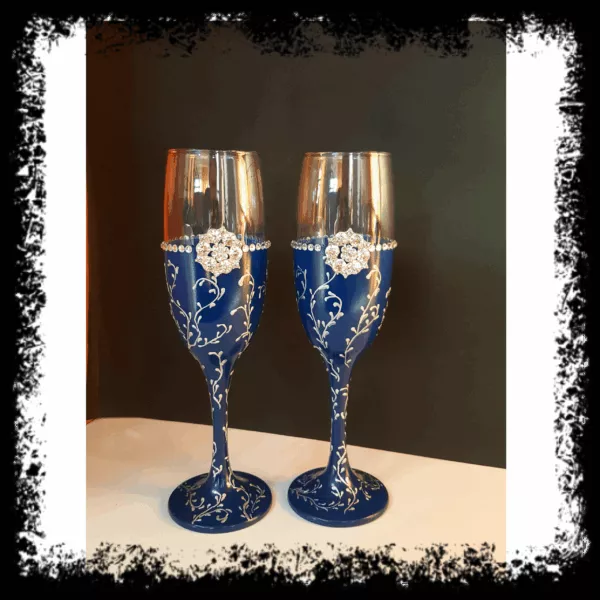 Copas de novios personalizadas en azul cobalto pintadas a mano con flores blancas y broche de cristal