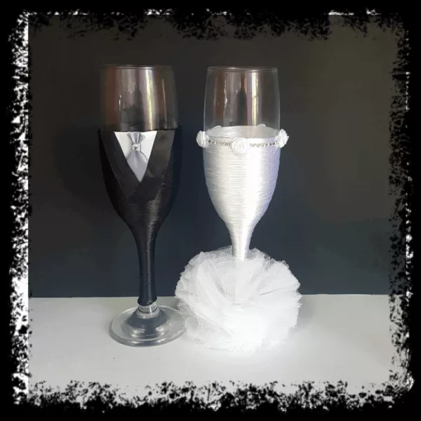 Copas de novios personalizadas en blanco y negro: esmoquin con pajarita y vestido con falda de tul