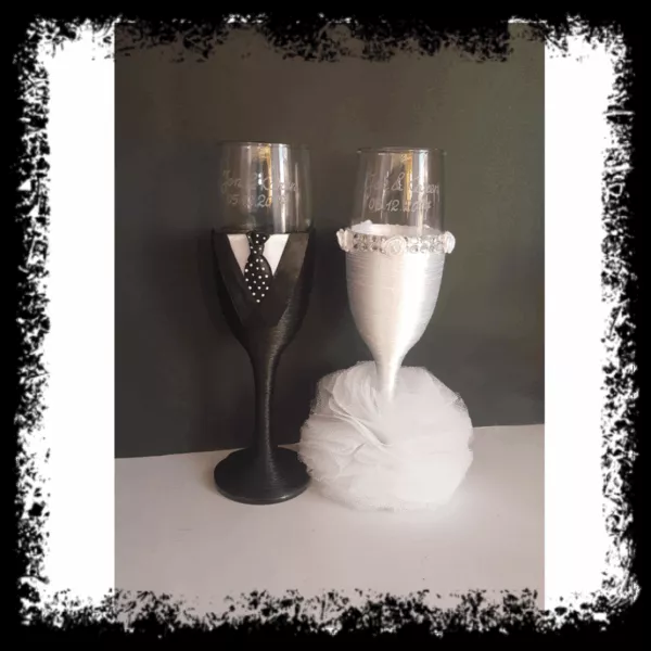 Copas de novios personalizadas en negro y plata: esmoquin con corbata y vestido blanco con falda de tul