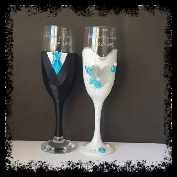 Copas de novios personalizadas en turquesa: esmoquin con pajarita turquesa y vestido blanco con rosas