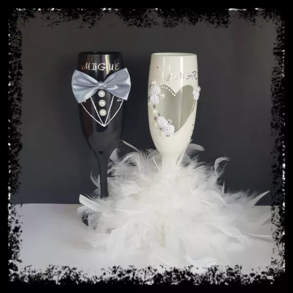Copas de novios personalizadas: esmoquin con pajarita y vestido blanco con rosas y boa de plumas blanca