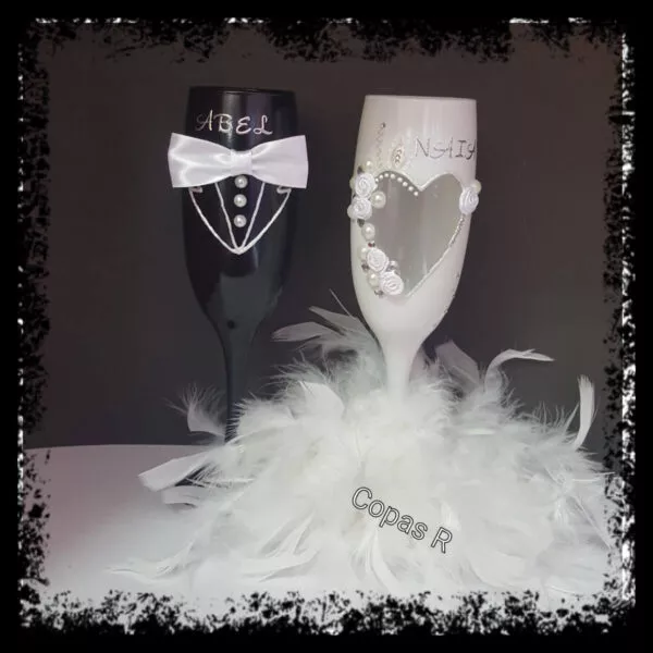 Copas de novios personalizadas en blanco con corazón plateado, perlas y plumas, y esmoquin negro con pajarita
