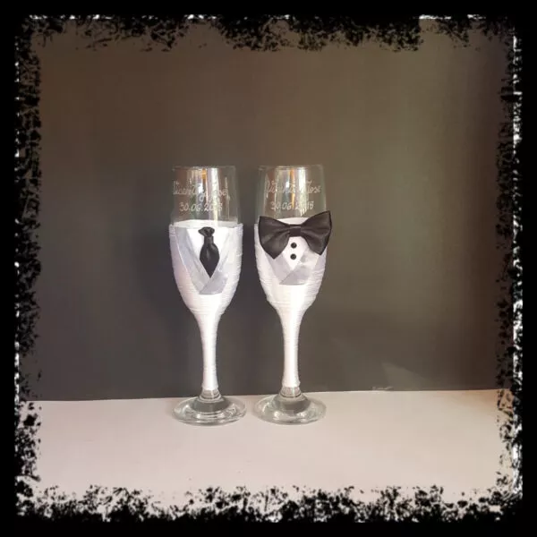 Copas de novios personalizadas en blanco, novio con pajarita negra y novia con corbata