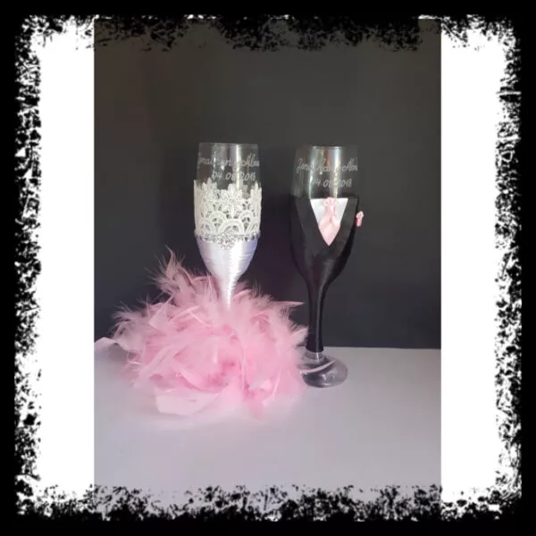 Copas de novios personalizadas en rosa con falda de plumas y brillantes y copa de novio negra con pajarita rosa