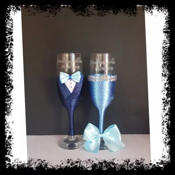 Copas de novios personalizadas en azul con pajarita, lazo celeste y brillantes