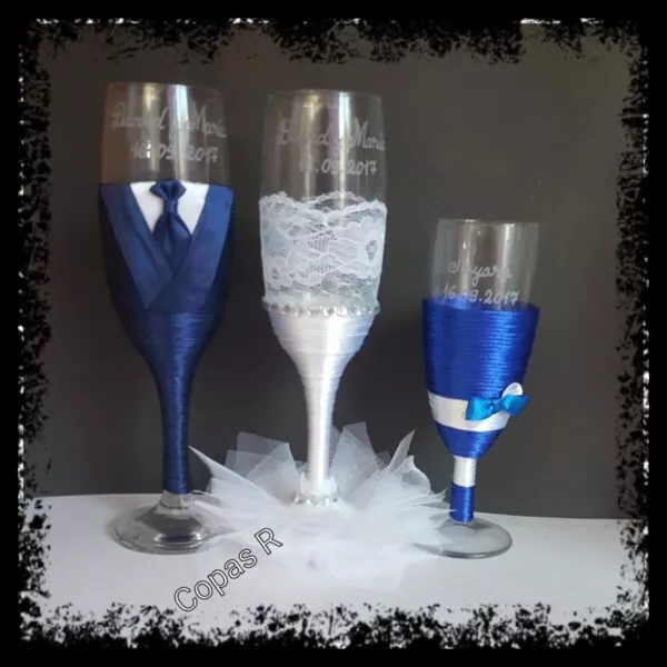 Copas de novios personalizadas, novio en esmoquin azul con corbata y novia en blanco con encaje