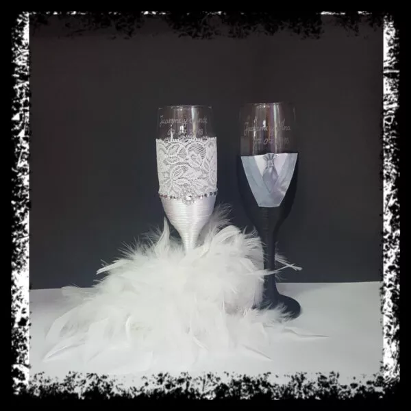 Copas de novios personalizadas, novio en esmoquin negro y novia plateada con encaje y brillantes