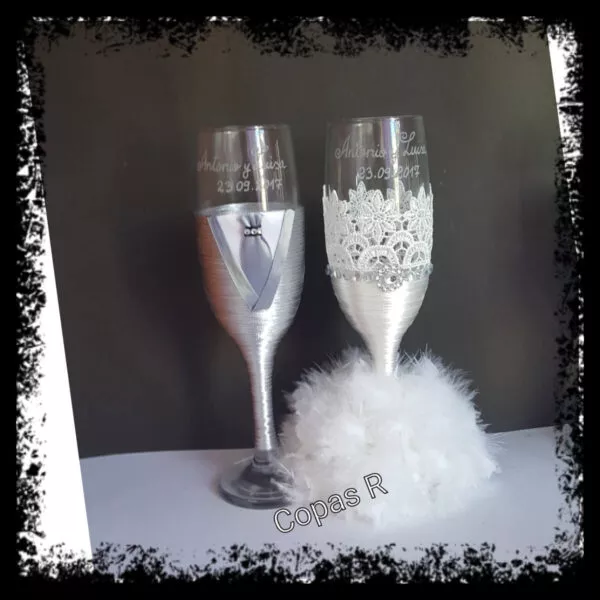 Copas de novios personalizadas en blanco con encaje y plumas para boda
