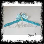 Percha infantil turquesa de lunares con lazo y colgante azul