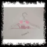 Percha infantil blanca con rositas y corona rosa