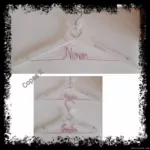 Perchas infantiles blancas con nombre en alambre rosa