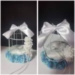 Porta alianzas jaula blanca con flores azules para boda
