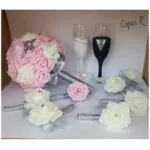 Prendidos de novio con rosas blancas y brillantes a juego con ramo