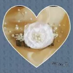 Peineta de novia con flor blanca de tela y perlas