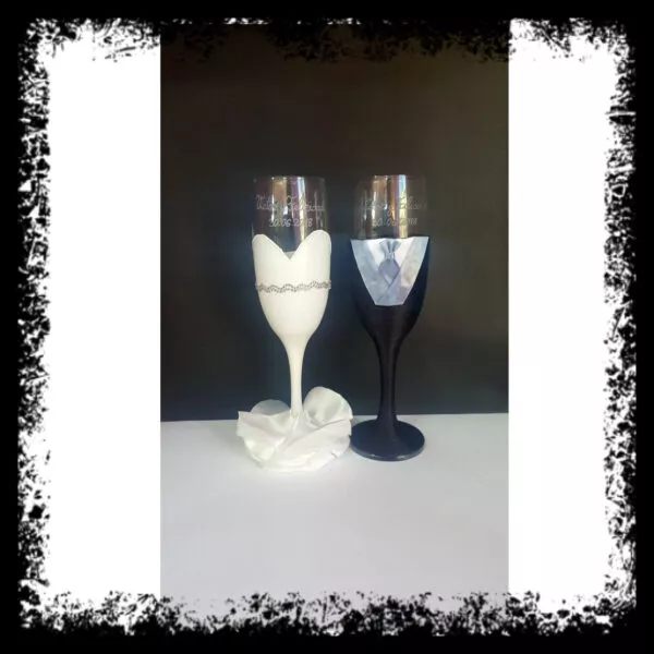 Copas de novios personalizadas en blanco con vestido de escote corazón y tul, y esmoquin negro con corbata