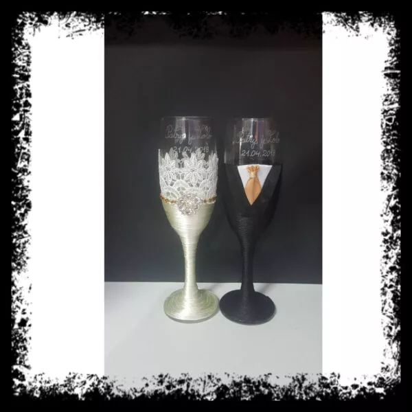 Copas de novios personalizadas: novia en dorado con encaje blanco y novio de negro con corbata naranja
