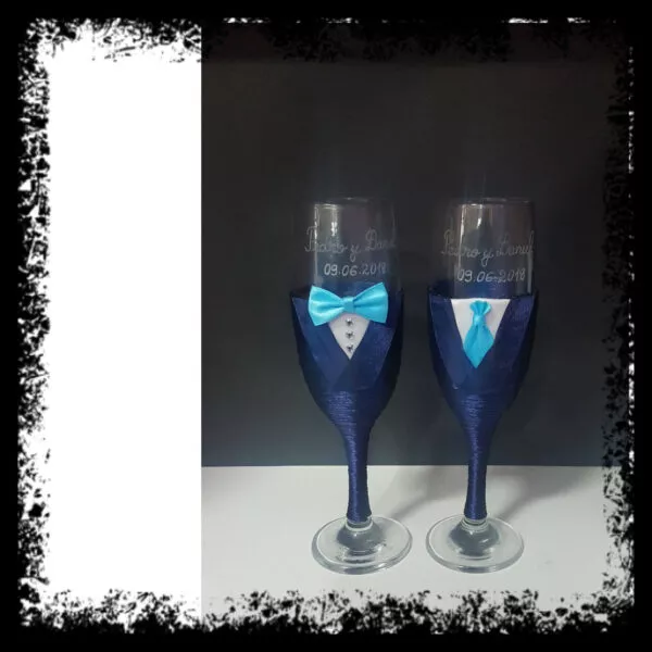 Copas de novios personalizadas en azul marino con pajarita y corbata turquesa