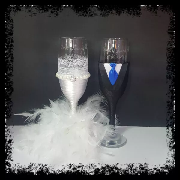 Copas de novios personalizadas: novia en blanco con encaje y plumas y novio de negro con corbata azul