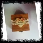Caja de arras de madera con corazón floral y puntilla