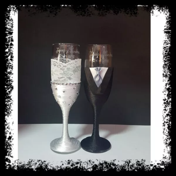 Copas de novios personalizadas en plata con encaje y perlas, y esmoquin negro con corbata lila