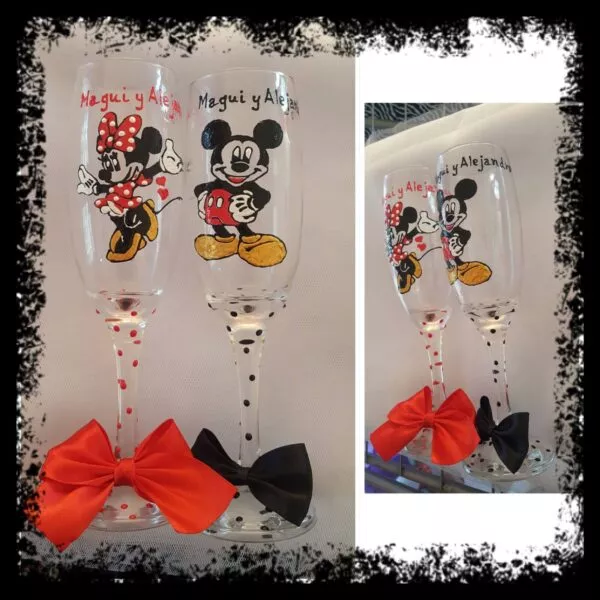 Copas de novios personalizadas con Mickey y Minnie pintados a mano y lazos rojo y negro