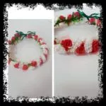 Corona de flores para el pelo con rosas coral y flores blancas