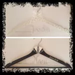 Perchas novios blanca con brillantes y negra con pajarita