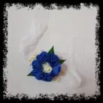 Pulsera dama de honor azul cobalto con encaje blanco