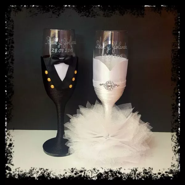 Copas de novios personalizadas: novio de esmoquin negro y novia en blanco con broche y falda de tul