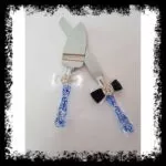 Set cuchillo y pala de tarta de boda con mango azul y lazo negro